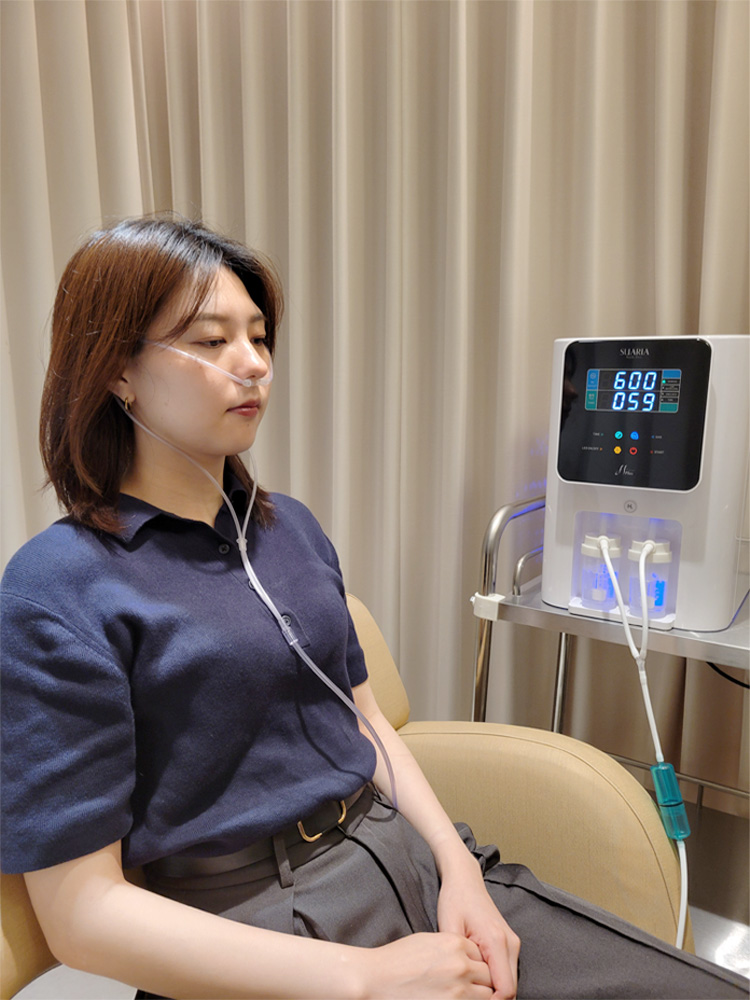 水素吸引を体験している女性