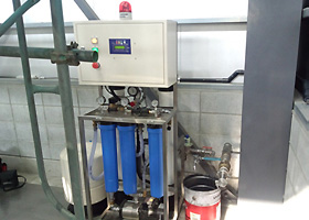 工場に設置されている逆浸透膜浄水器