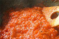 トマトソースを炒めている様子