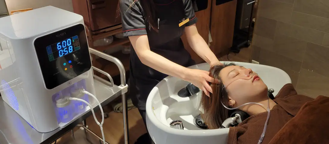 水素吸引をしながらヘッドスパを受ける女性