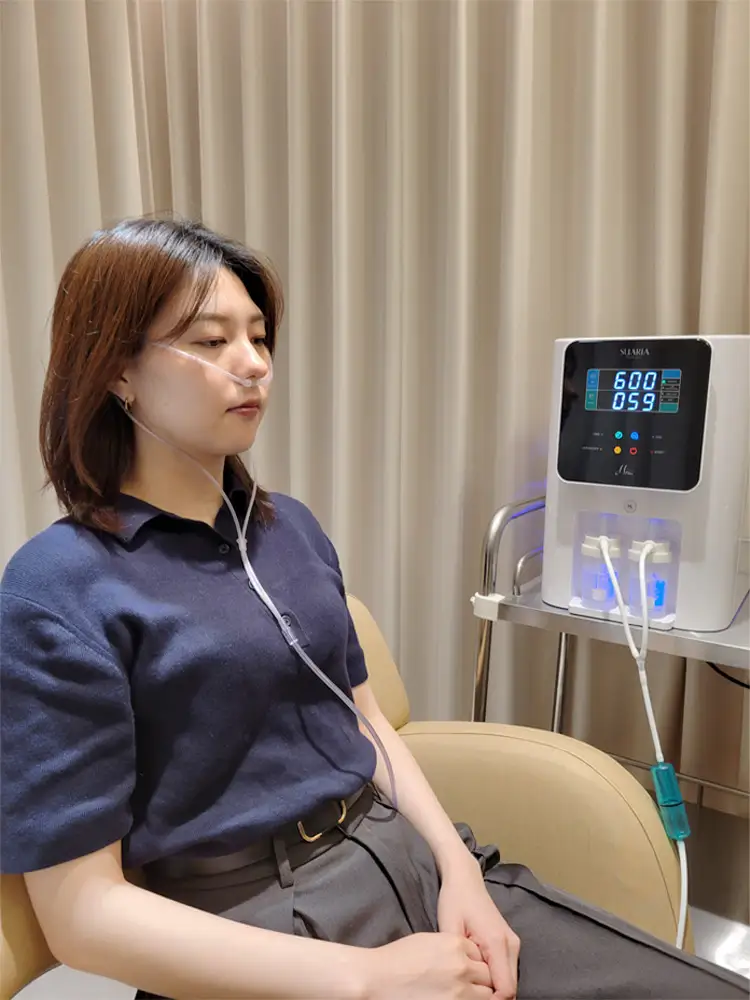 水素吸引を体験している女性