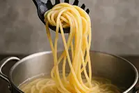 硬水で茹でたパスタを鍋からあげる様子