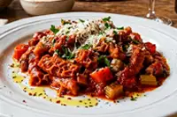 お皿に盛られた硬水で下処理したトリッパ