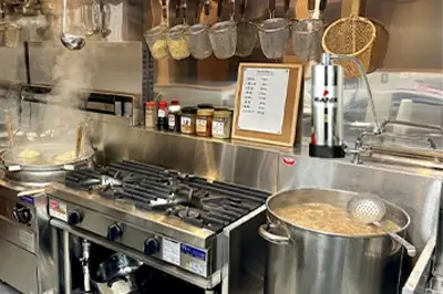 厨房用浄活水器 Pウォーターをラーメン屋厨房に設置したイメージ