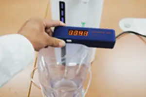水素ガス(H2)濃度測定器 UPX4による水素生成器から別容器に充填時の水素測定